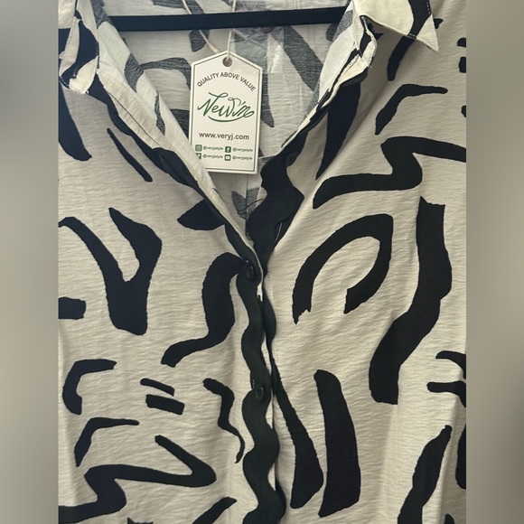 Artistic Black and Cream Set Button-Up Shirt and Shorts Size Large - Picture 5 of 6